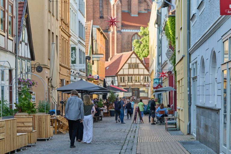 Lebendige Altstadtgasse in Schwerin
